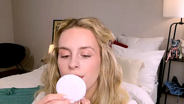 Snapshot of RozzitaBedberry chatting on October 29, 1:02 pm RozzitaBedberry online show from October 29, 1:02 pm