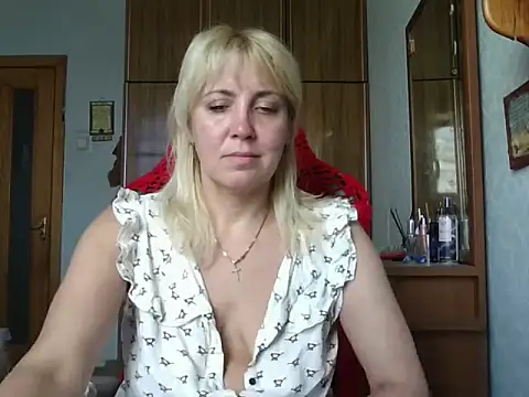 Snapshot of IrinaB1 chatting on June 21, 7:33 am IrinaB1 online show from June 21, 7:33 am