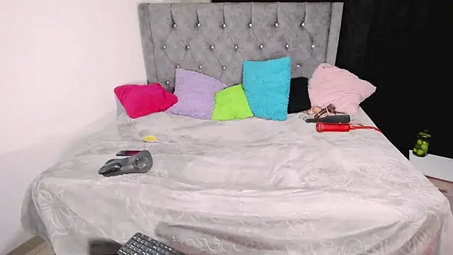 valenthottie online show from February 26, 11:15 pm