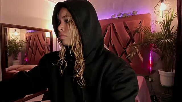 Snapshot of Haelycute chatting on February 11, 11:21 am Haelycute online show from February 11, 11:21 am