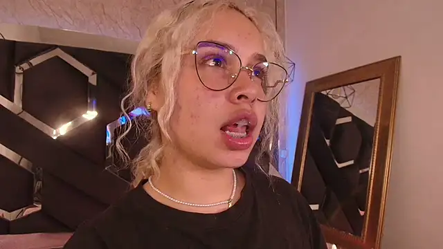 Snapshot of Haelycute chatting on October 6, 12:52 am Haelycute online show from October 6, 12:52 am