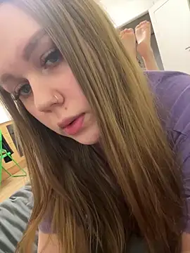 Snapshot of Marylallka5 chatting on March 2, 4:47 am Marylallka5 online show from March 2, 4:47 am