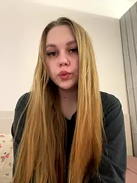 Snapshot of Marylallka5 chatting on June 9, 1:01 pm Marylallka5 online show from June 9, 1:01 pm