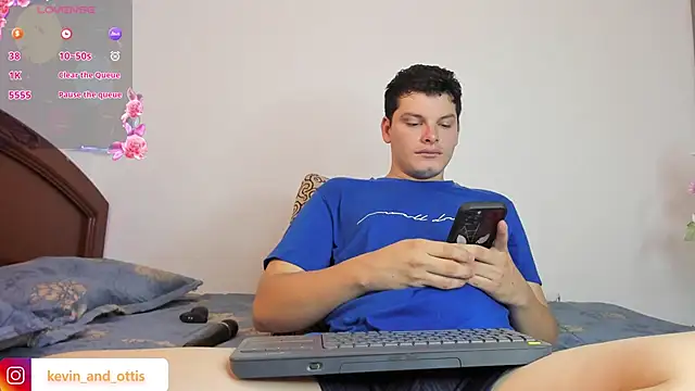 Snapshot of _Ottis_ chatting on April 14, 8:37 pm Ottis online show from April 14, 8:37 pm