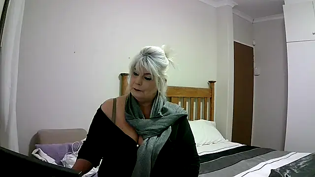 Snapshot of Miahotmilf chatting on December 31, 9:50 pm Miahotmilf online show from December 31, 9:50 pm