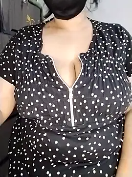 Snapshot of Tishani chatting on December 2, 10:31 am Tishani online show from December 2, 10:31 am