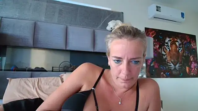 Snapshot of Wendysexyx chatting on June 9, 10:38 am Wendysexyx online show from June 9, 10:38 am
