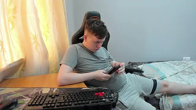 iliaskrislove online show from April 24, 11:01 am