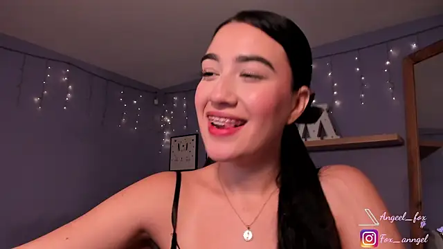 Snapshot of angeel_fox chatting on January 21, 2:33 am angeel fox online show from January 21, 2:33 am