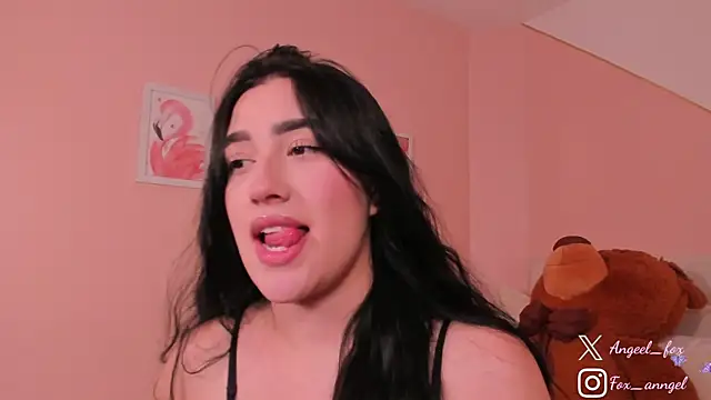 Snapshot of angeel_fox chatting on October 7, 2:53 am angeel fox online show from October 7, 2:53 am