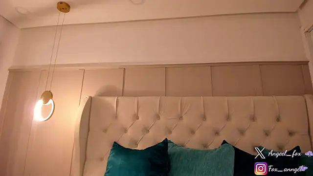 Snapshot of angeel_fox chatting on October 30, 6:37 am angeel fox online show from October 30, 6:37 am