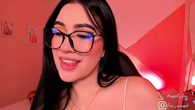 Snapshot of angeel_fox chatting on December 20, 1:07 pm angeel fox online show from December 20, 1:07 pm