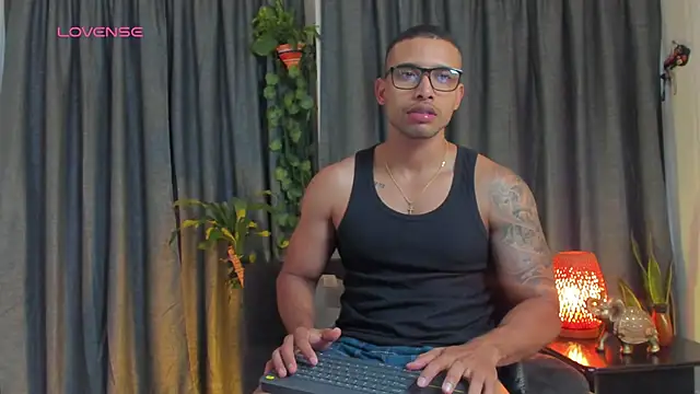 Snapshot of LincomAmith chatting on September 18, 10:23 pm LincomAmith online show from September 18, 10:23 pm