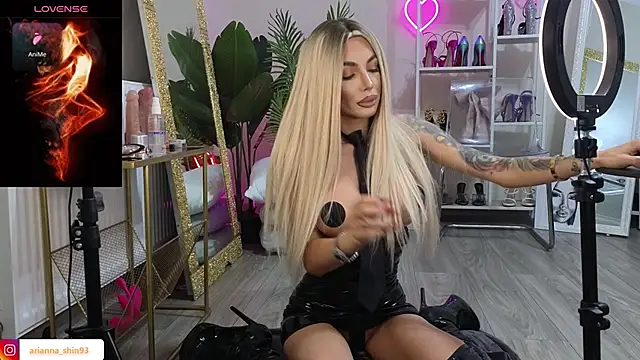 Snapshot of ArianaArianna chatting on November 5, 8:09 pm ArianaArianna online show from November 5, 8:09 pm