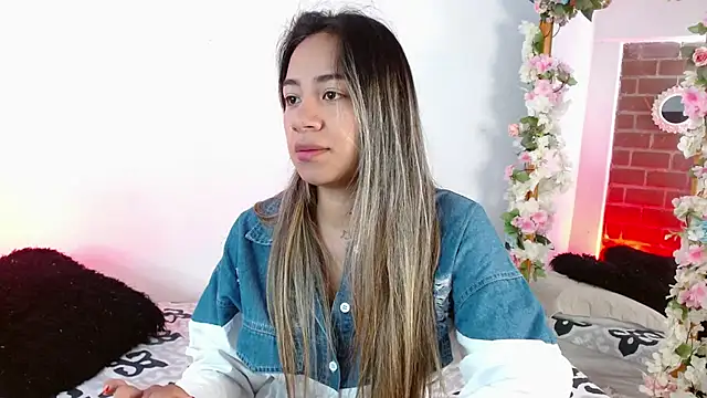 Snapshot of Jules_n_Gia chatting on December 18, 4:28 pm Jules n Gia online show from December 18, 4:28 pm