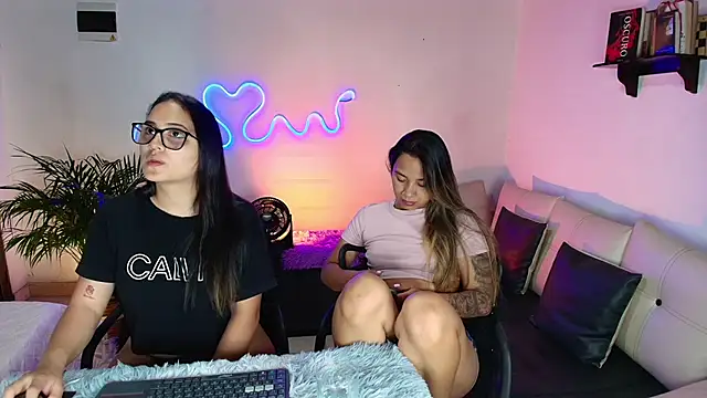 Snapshot of Jules_n_Gia chatting on January 30, 11:55 pm Jules n Gia online show from January 30, 11:55 pm
