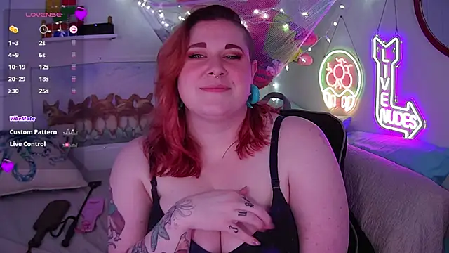 Snapshot of opalreigning chatting on February 8, 9:35 am opalreigning online show from February 8, 9:35 am