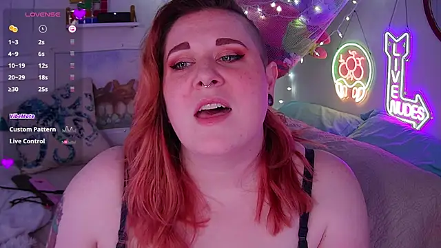 Snapshot of opalreigning chatting on March 7, 8:34 am opalreigning online show from March 7, 8:34 am