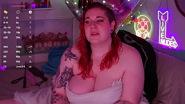 Snapshot of opalreigning chatting on October 4, 10:46 am opalreigning online show from October 4, 10:46 am