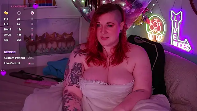 Snapshot of opalreigning chatting on October 14, 7:42 am opalreigning online show from October 14, 7:42 am