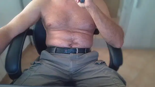 Snapshot of cocco1980xxxx chatting on August 4, 7:11 am cocco1980xxxx online show from August 4, 7:11 am