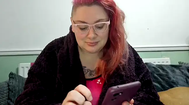 Snapshot of Bustycurves chatting on December 5, 9:28 pm Bustycurves online show from December 5, 9:28 pm