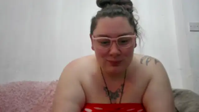 Snapshot of Bustycurves chatting on December 16, 9:42 pm Bustycurves online show from December 16, 9:42 pm