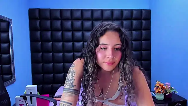 Snapshot of celeste_blue69 chatting on February 6, 3:33 am celeste blue69 online show from February 6, 3:33 am