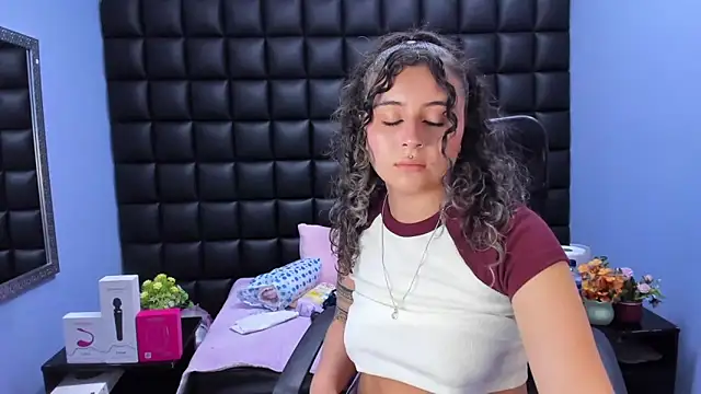 Snapshot of celeste_blue69 chatting on February 11, 4:06 am celeste blue69 online show from February 11, 4:06 am