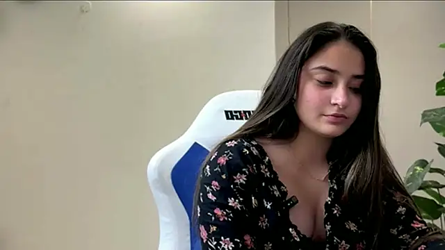 Snapshot of demieliss chatting on April 7, 7:25 pm demieliss online show from April 7, 7:25 pm