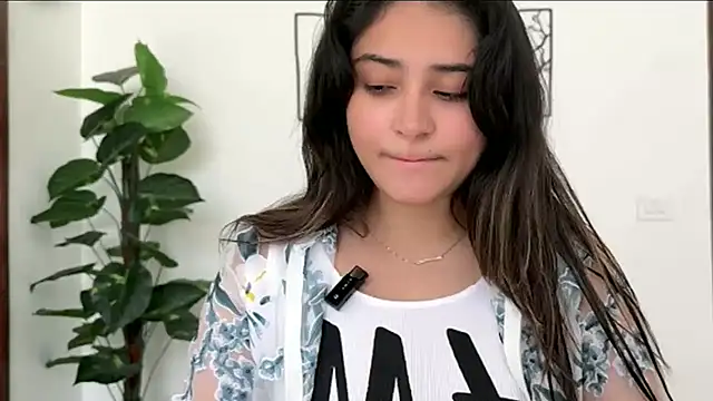 Snapshot of demieliss chatting on April 21, 7:58 am demieliss online show from April 21, 7:58 am