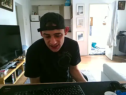 Snapshot of mihaimichael chatting on May 31, 1:51 pm mihaimichael online show from May 31, 1:51 pm
