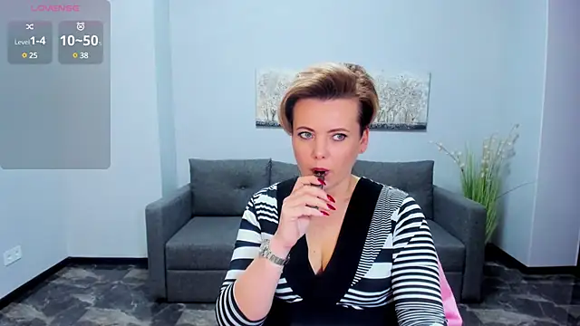 Julia Wilsone online show from February 7, 12:39 pm