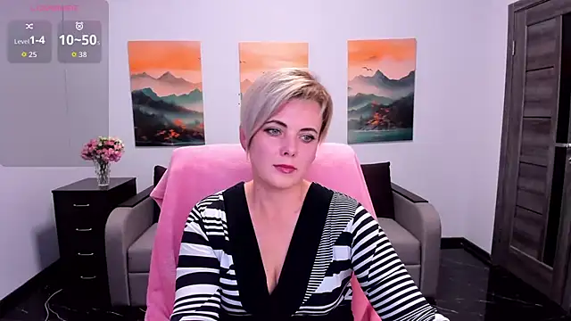 Julia Wilsone online show from November 4, 1:21 pm