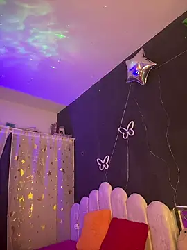 Snapshot of AlisonHoot69 chatting on December 4, 12:53 am AlisonHoot69 online show from December 4, 12:53 am