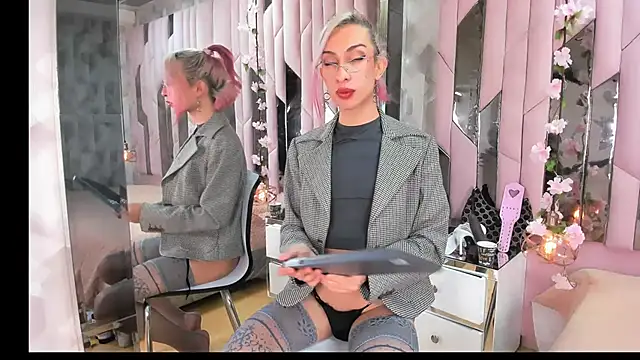 MadisonWood01 online show from January 23, 1:56 pm