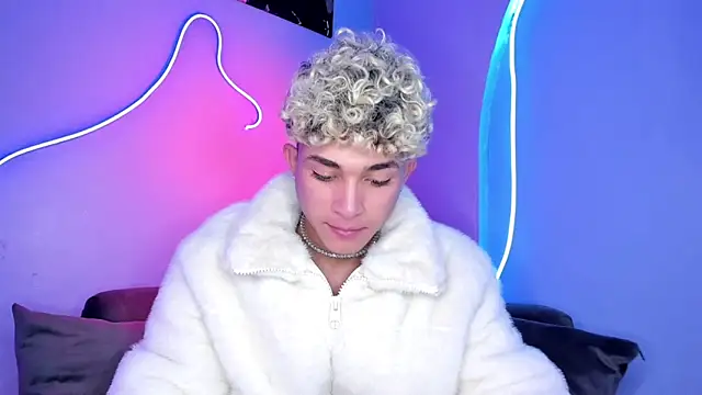 ASHTON REITENBACH01 online show from December 4, 7:45 pm