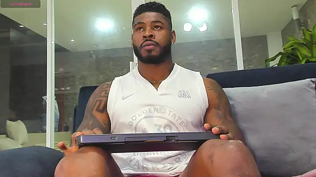 Snapshot of Makonneen chatting on December 24, 3:05 am Makonneen online show from December 24, 3:05 am