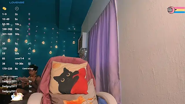 Snapshot of AllisonCatUwU chatting on January 21, 8:43 pm AllisonCatUwU online show from January 21, 8:43 pm