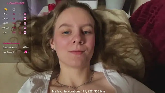 Snapshot of Hot_Thumbelina chatting on November 24, 2:22 am Hot Thumbelina online show from November 24, 2:22 am