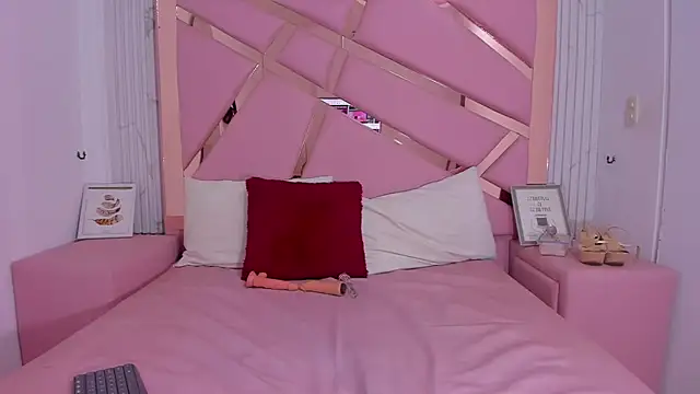 Snapshot of EmmyCruzZ chatting on December 24, 4:33 am EmmyCruzZ online show from December 24, 4:33 am