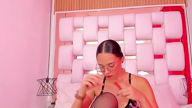 EmmyCruzZ online show from November 19, 7:03 pm