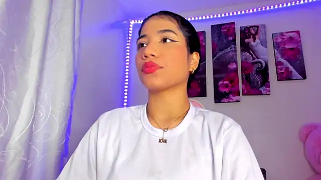 Snapshot of Alissarhys26 chatting on December 29, 3:44 am Alissarhys26 online show from December 29, 3:44 am