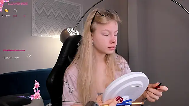 Snapshot of Sarra_Cooper chatting on December 11, 1:05 am Sarra Cooper online show from December 11, 1:05 am