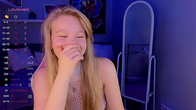 Snapshot of Sarra_Cooper chatting on February 18, 4:37 am Sarra Cooper online show from February 18, 4:37 am