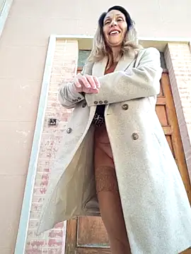 Snapshot of JasmineNoir2 chatting on October 18, 11:33 am JasmineNoir2 online show from October 18, 11:33 am