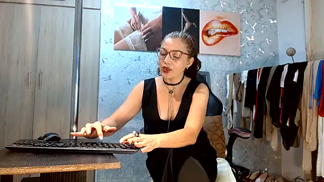 Snapshot of Samantabrown_ chatting on July 24, 11:19 am Samantabrown online show from July 24, 11:19 am