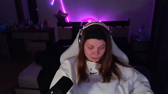 helengilmor online show from December 13, 8:14 pm