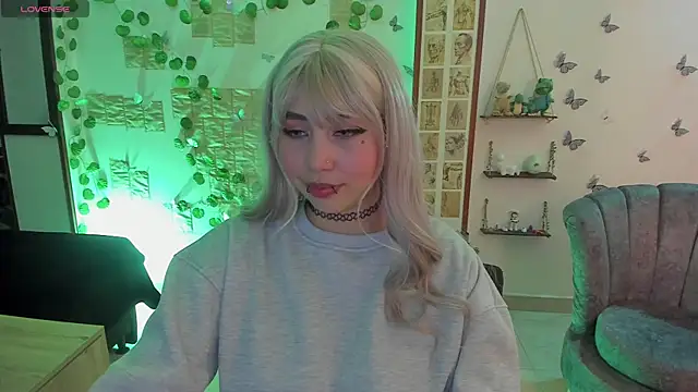 Snapshot of Fiore_Sanz_ chatting on April 6, 3:04 am Fiore Sanz online show from April 6, 3:04 am