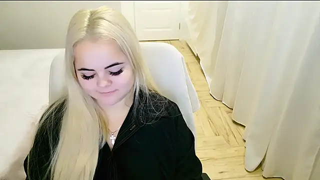 Snapshot of lovely-eyes chatting on December 11, 10:27 pm lovely-eyes online show from December 11, 10:27 pm